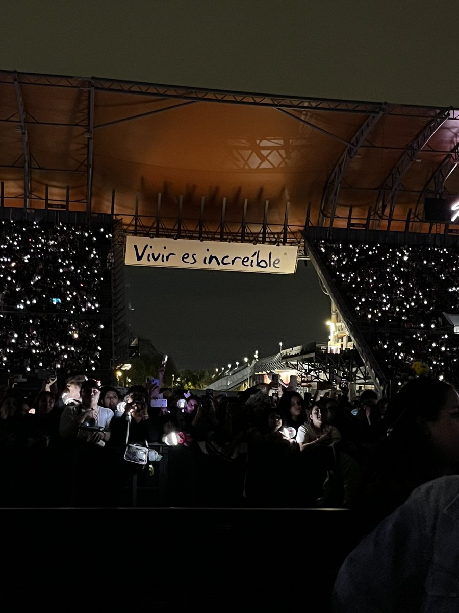 valval0997's tweet photo. De cabronas hechas y derechas pagarte tu misma la entrada para ir a todos los conciertos que quieres https://t.co/8Q3cKpq1sK