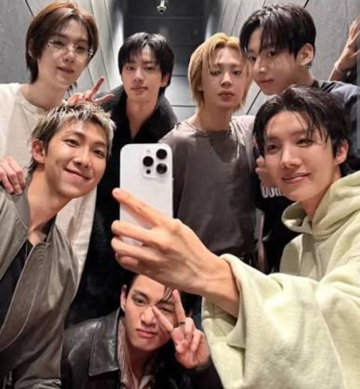mgfreiteza's tweet photo. Bangtan Bangtan Bangtan...My vote is for BTS #ARIASBTS https://t.co/MDh34ozOSo