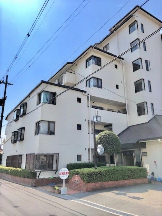 GoofeeHome's tweet photo. 【ローレルコート桜塚】

3,780万円｜4LDK｜75.51㎡
豊中市南桜塚1丁目、7階建の6階部分。

2026年12月中旬に改装工事完了予定。
キッチン・浴室・トイレ、壁・床、洗面化粧台、給湯器を改装予定です。

#豊中市 #中古マンション #岡町 https://t.co/OJc8QEerDi