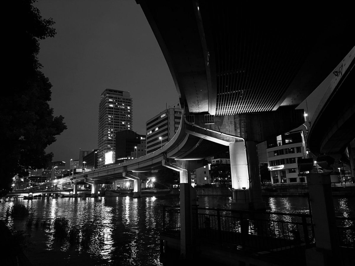 Ygch19X's tweet photo. #monochrome #スナップ写真 #街撮り #モノクロ #散歩スナップ #photography https://t.co/E0pyDEiY5F