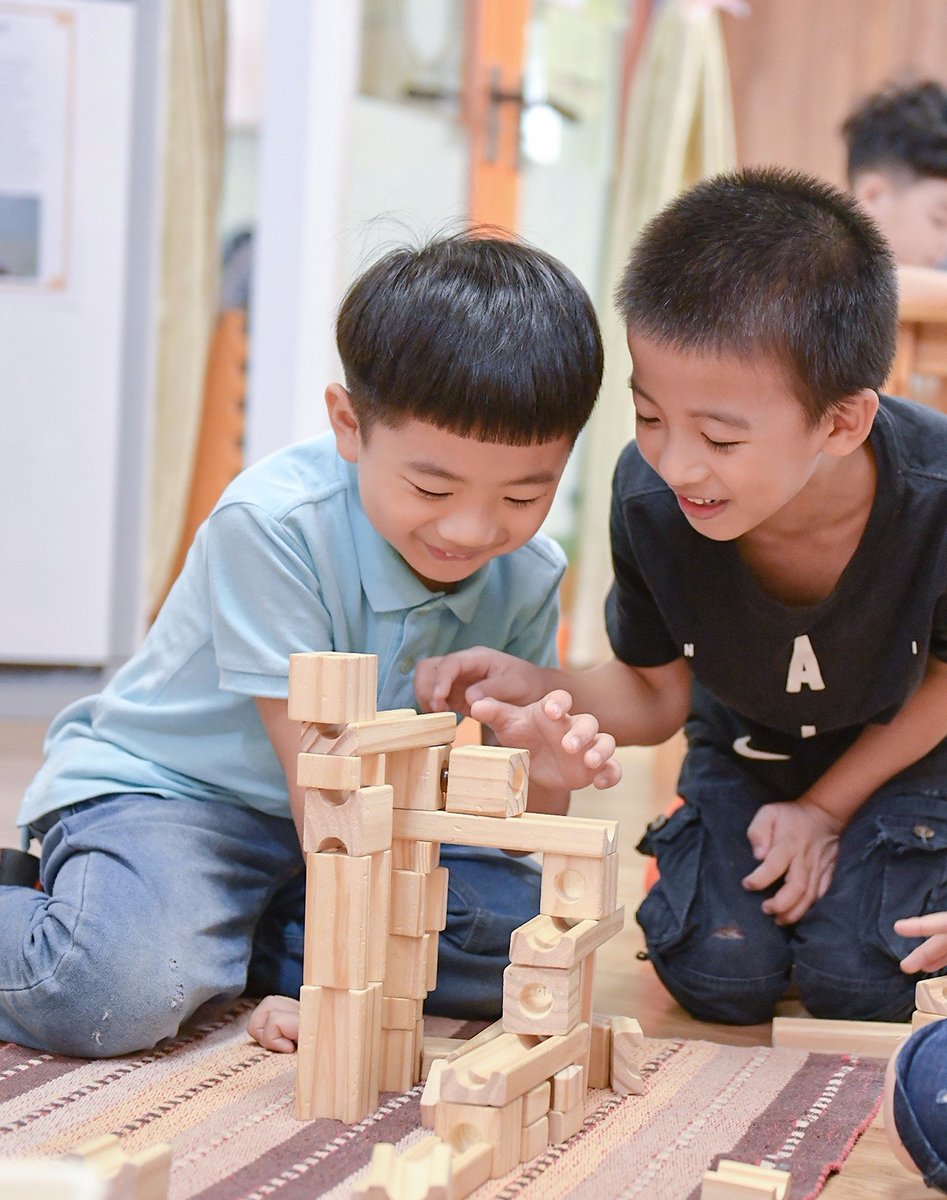 VictoriaJarema's tweet photo. Just had the sweetest 10-minute playdate with my tiny buddy—building block towers that keep falling equals endless laughter! https://t.co/3f42EzAD7X
