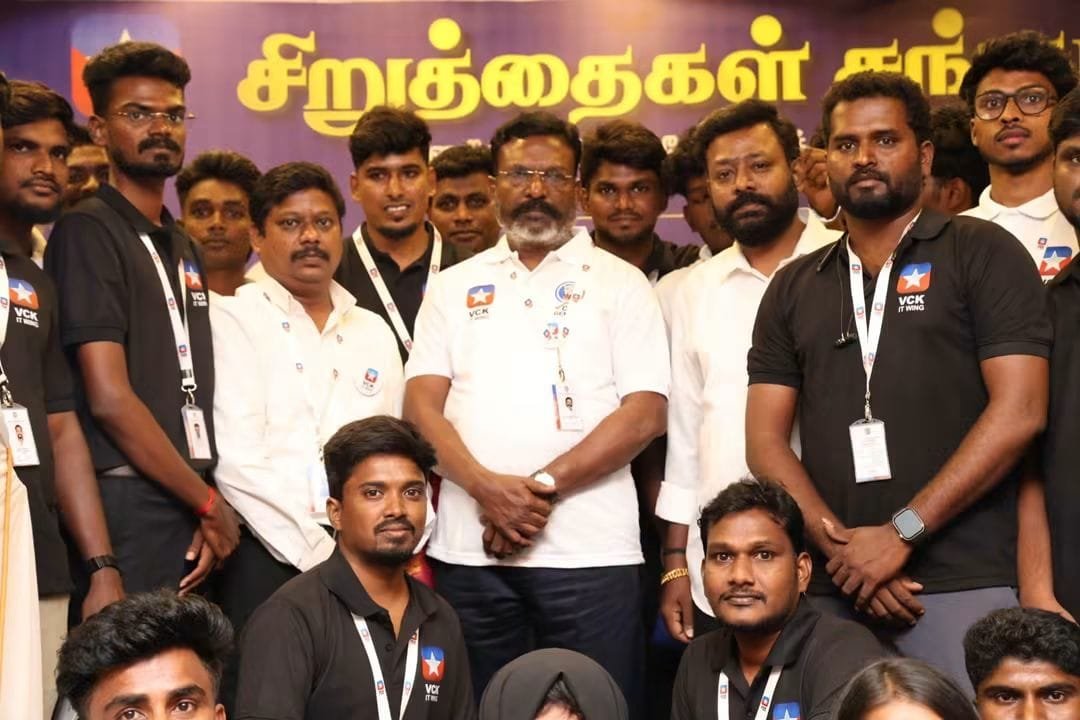vignesh4656's tweet photo. இத்தனை ஆண்டு காலம் கைபேசியில் மட்டுமே பார்த்து ரசித்துக் கொண்டிருந்த என் தலைவனை. 
நேற்று கைகோர்த்து நின்ற தருணம் பெரும் மகிழ்ச்சியை தந்தது ..💙❤️🙏🏻😍

#VCK https://t.co/N2z2HiJnSq