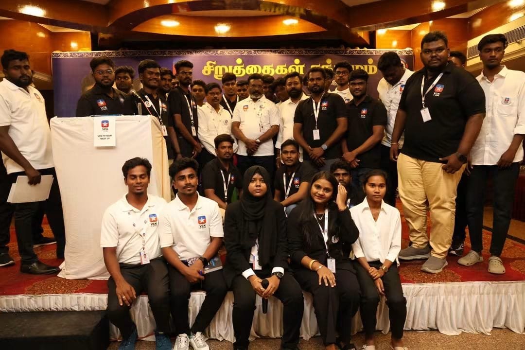 vignesh4656's tweet photo. இத்தனை ஆண்டு காலம் கைபேசியில் மட்டுமே பார்த்து ரசித்துக் கொண்டிருந்த என் தலைவனை. 
நேற்று கைகோர்த்து நின்ற தருணம் பெரும் மகிழ்ச்சியை தந்தது ..💙❤️🙏🏻😍

#VCK https://t.co/N2z2HiJnSq