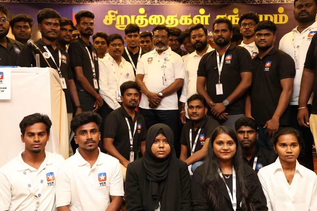 vignesh4656's tweet photo. இத்தனை ஆண்டு காலம் கைபேசியில் மட்டுமே பார்த்து ரசித்துக் கொண்டிருந்த என் தலைவனை. 
நேற்று கைகோர்த்து நின்ற தருணம் பெரும் மகிழ்ச்சியை தந்தது ..💙❤️🙏🏻😍

#VCK https://t.co/N2z2HiJnSq