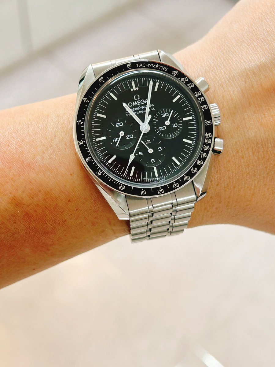 kazuokiyama0704's tweet photo. 本日は休日出勤��議@八重洲口です♪ #omega #omegaspeedmaster #オメガ　#オメガスピードマスター https://t.co/pcfNuWQqCt