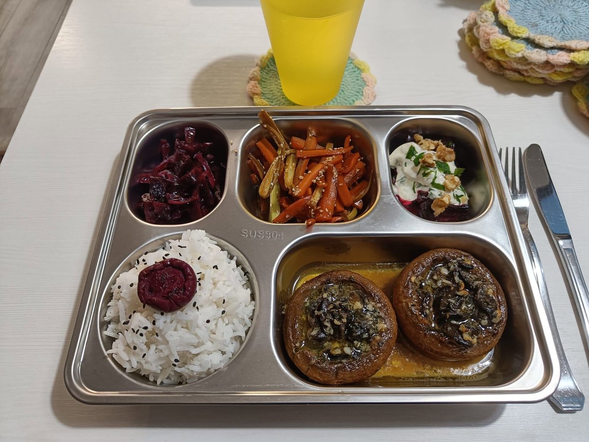 HilpoJuhana's tweet photo. Weekend food

Dinner

Snails with garlic herb butter in mushroom caps

- Jasmine rice, toasted black sesame seeds, and sumomoboshi (fermented and dried plum)
1/7
#snails #escargots #mushrooms #garlicbutter #kinpira #fermententation #fusionkitchen #fromscratch #handmade https://t.co/TaUyYvXA1Q