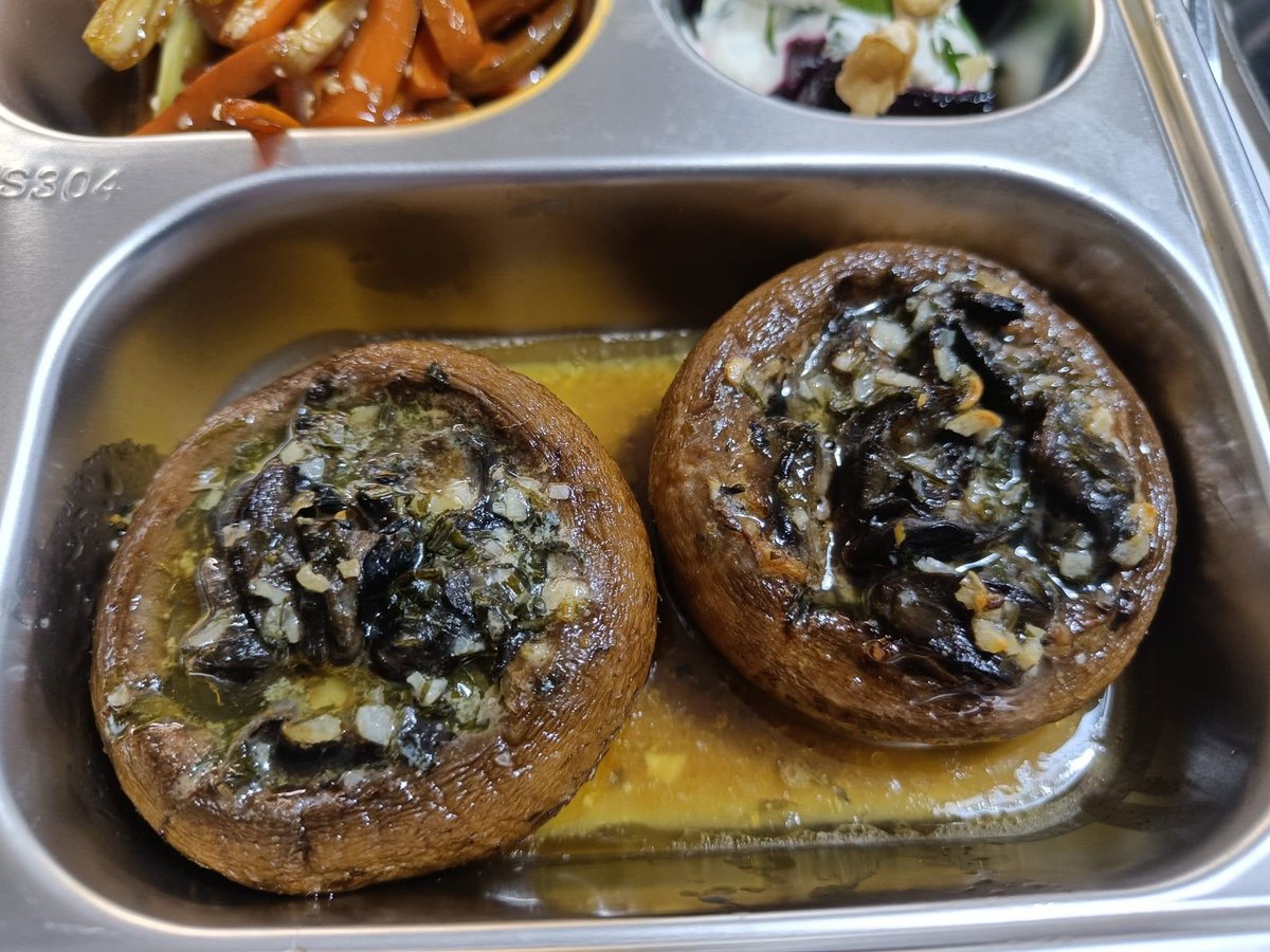 HilpoJuhana's tweet photo. Weekend food

Dinner

Snails with garlic herb butter in mushroom caps

- Jasmine rice, toasted black sesame seeds, and sumomoboshi (fermented and dried plum)
1/7
#snails #escargots #mushrooms #garlicbutter #kinpira #fermententation #fusionkitchen #fromscratch #handmade https://t.co/TaUyYvXA1Q