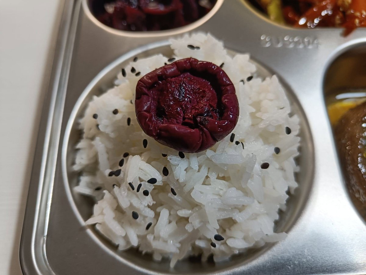 HilpoJuhana's tweet photo. Weekend food

Dinner

Snails with garlic herb butter in mushroom caps

- Jasmine rice, toasted black sesame seeds, and sumomoboshi (fermented and dried plum)
1/7
#snails #escargots #mushrooms #garlicbutter #kinpira #fermententation #fusionkitchen #fromscratch #handmade https://t.co/TaUyYvXA1Q