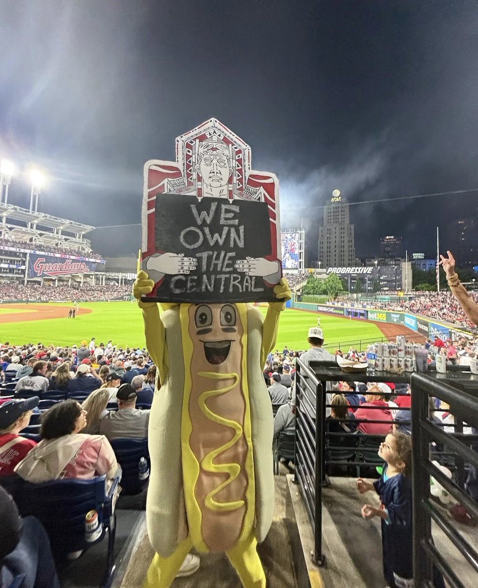 CleHotDogs's tweet photo. WE OWN THE CENTRAL! https://t.co/Q0xhj12LRa