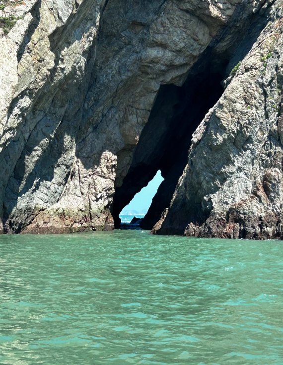 Gann54O's tweet photo. By the rock, I pick up the first tide bag in a hurry, chasing the warm coastal breeze. https://t.co/e9yn9Rghh6