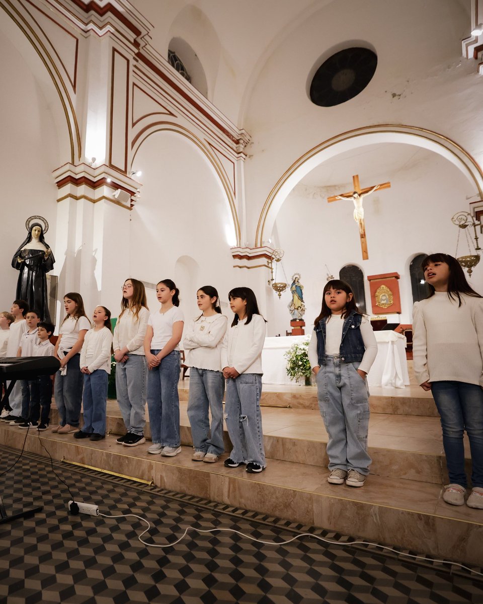 ferraitelli's tweet photo. Detrás de este viaje hay años de trabajo, ensayos y compromiso, junto a Maxi Mancuso y cada uno de sus integrantes.

También queremos felicitar a los chicos y chicas del coro infantil y de adolescentes por sus primeras presentaciones y por empezar a ser parte de esta historia. https://t.co/0epanfOK7l