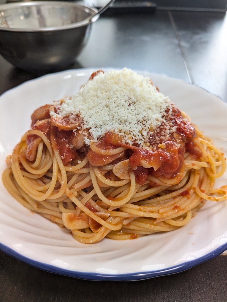 lookkg191's tweet photo. 今日はのんびり起き出してブランチ！
アマトリチャーナとアラビアータを合わせたようなパスタに、たっぷり削ったグラナパダーノ(半額で買った)を掛けていただきます✌️ https://t.co/9ekL6r3ySZ