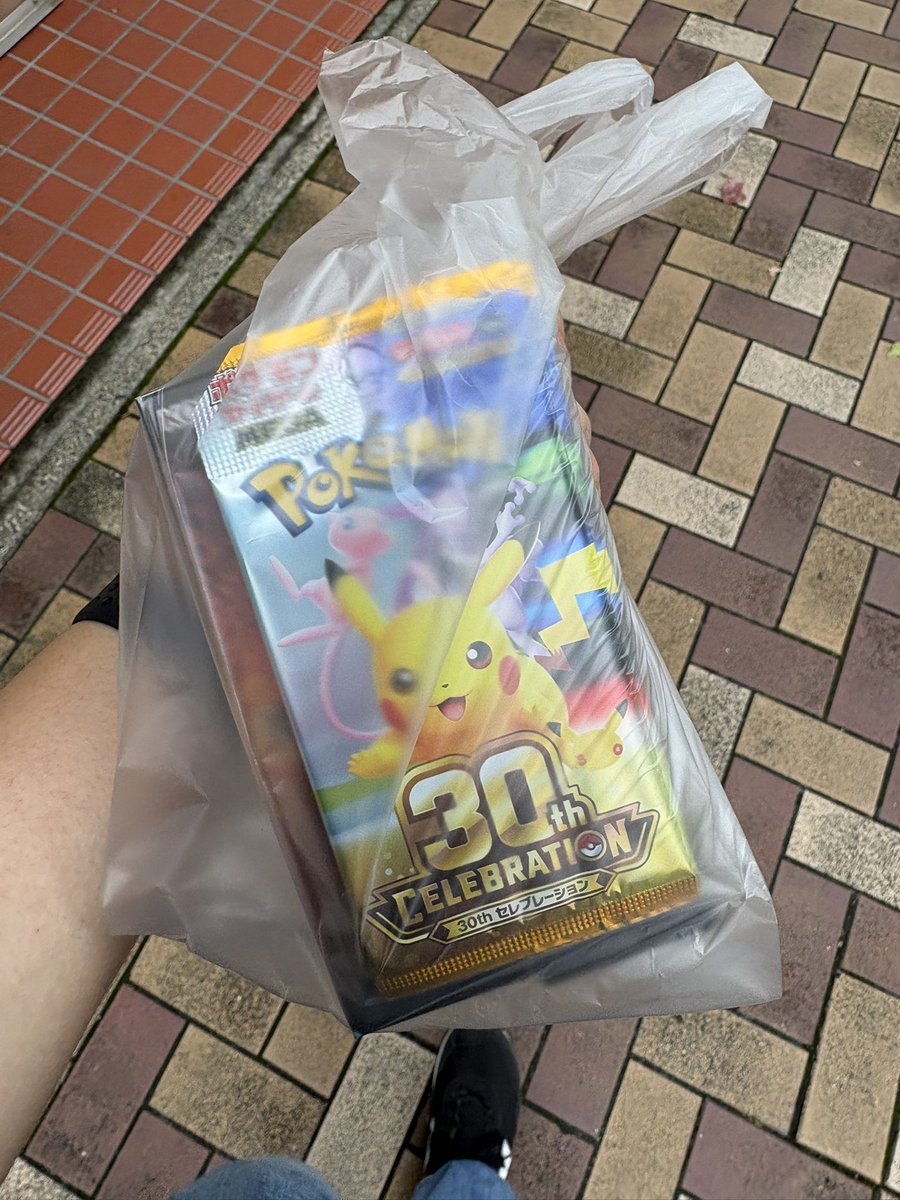 crew_5276's tweet photo. 名駅でポケカ30thと遊戯王買えた！😭 https://t.co/oRgoYfyabR