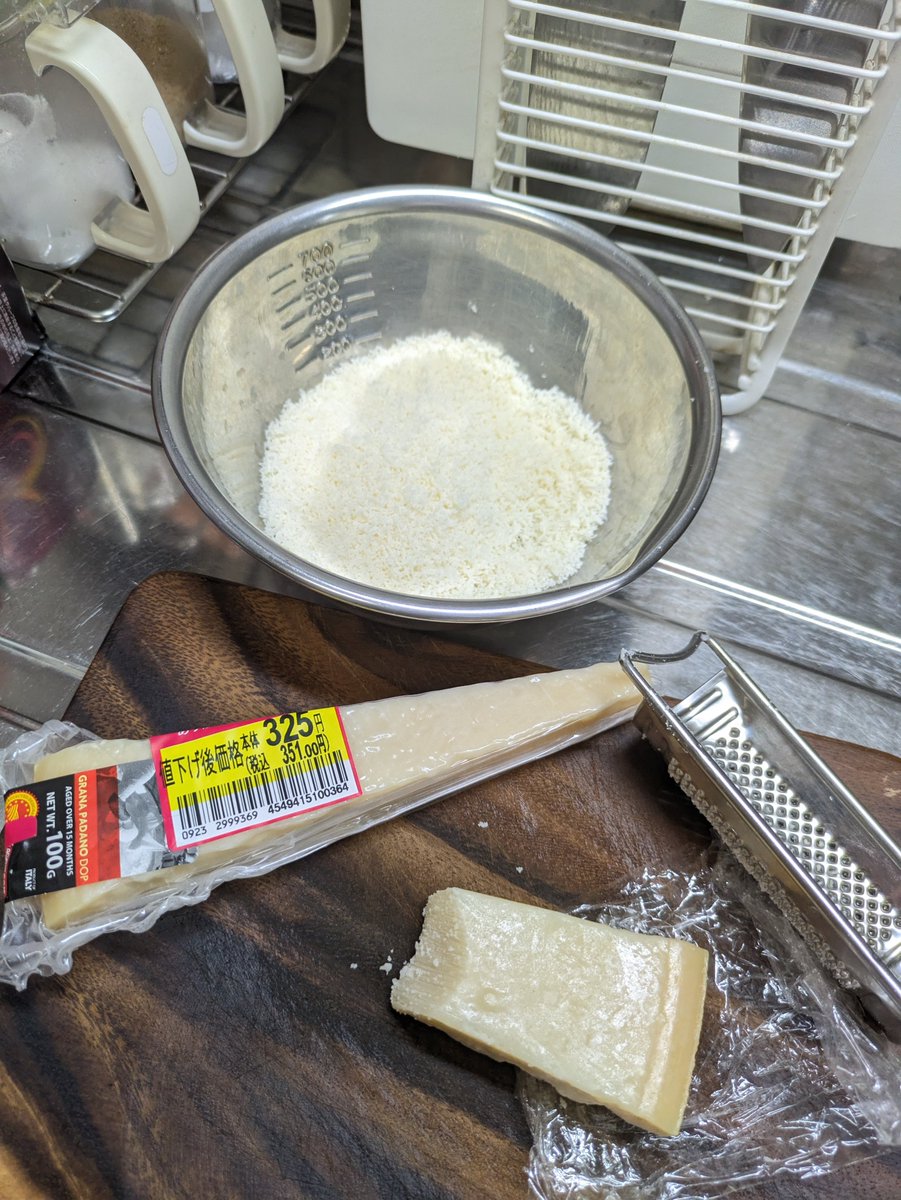lookkg191's tweet photo. 今日はのんびり起き出してブランチ！
アマトリチャーナとアラビアータを合わせたようなパスタに、たっぷり削ったグラナパダーノ(半額で買った)を掛けていただきます✌️ https://t.co/9ekL6r3ySZ