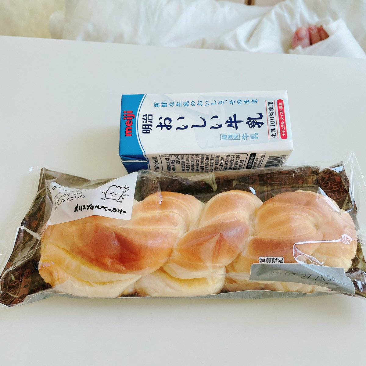 amakkosakura's tweet photo. 病院食をアップするの流行ってるの？

7〜8月に3週間入院した病院の朝食だよー。
（ずーっと毎日パンと牛乳だけ。） https://t.co/TBb6TNB5ZH