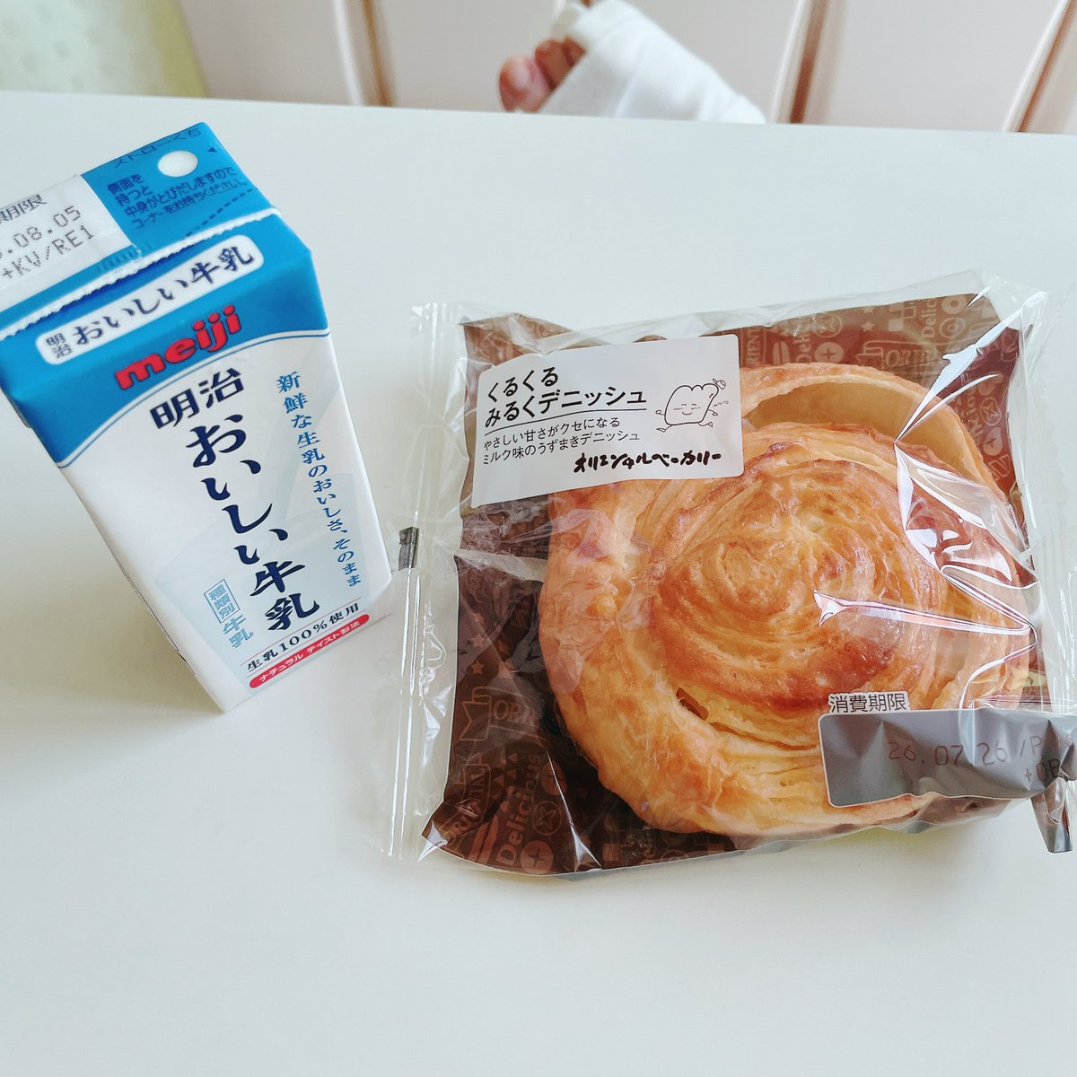 amakkosakura's tweet photo. 病院食をアップするの流行ってるの？

7〜8月に3週間入院した病院の朝食だよー。
（ずーっと毎日パンと牛乳だけ。） https://t.co/TBb6TNB5ZH