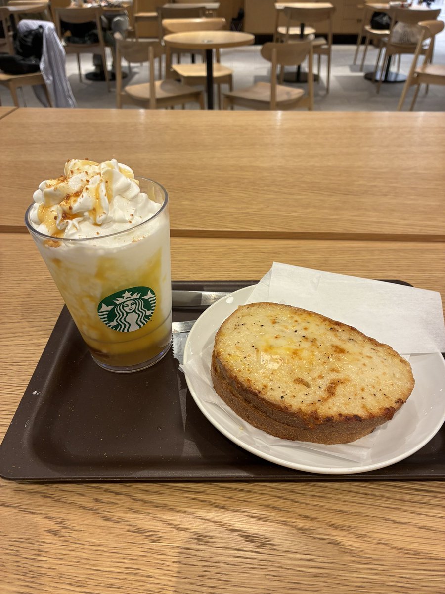 T_Tenkai299's tweet photo. #スターバックス 
とろり蜜芋 紅はるか フラペチーノ
良きかな🤤👍

スタバにナイフとフォーク🍴あるの初めて知った https://t.co/xtO9Yy16qs
