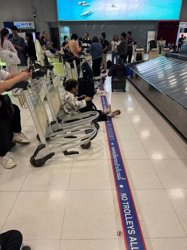 ganblade's tweet photo. 🚨 น้ำท่วมกรุงเทพ ไม่ได้กระทบแค่คนบนถนน แต่ลามไปถึงสนามบินแล้ว

เมื่อพนง.เดินทางมาทำงานไม่ได้ หรือมาได้ไม่เต็มกำลังที่วางไว้ ผลกระทบก็ลามเป็นโดมิโน่

ล่าสุดผดส.ที่สุวรรณภูมิต้องรอกระเป๋านานถึง 5–6 ชม. ละ https://t.co/gMF1iUHyus