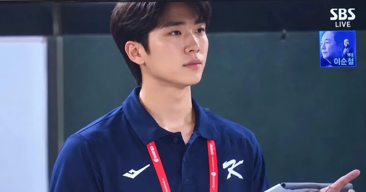 Mnbv40758641's tweet photo. Khỏi phải là cầu thủ hay idol, Baek Deok Yeol vẫn bất ngờ nổi bật tại Asiad 2026. Trong trận Hàn Quốc gặp Đài Loan, hình ảnh nhân viên KBO phụ trách quản lý và phiên dịch cho HLV trưởng Hàn Quốc lan truyền nhanh chóng. https://t.co/pkSSLlYeCU