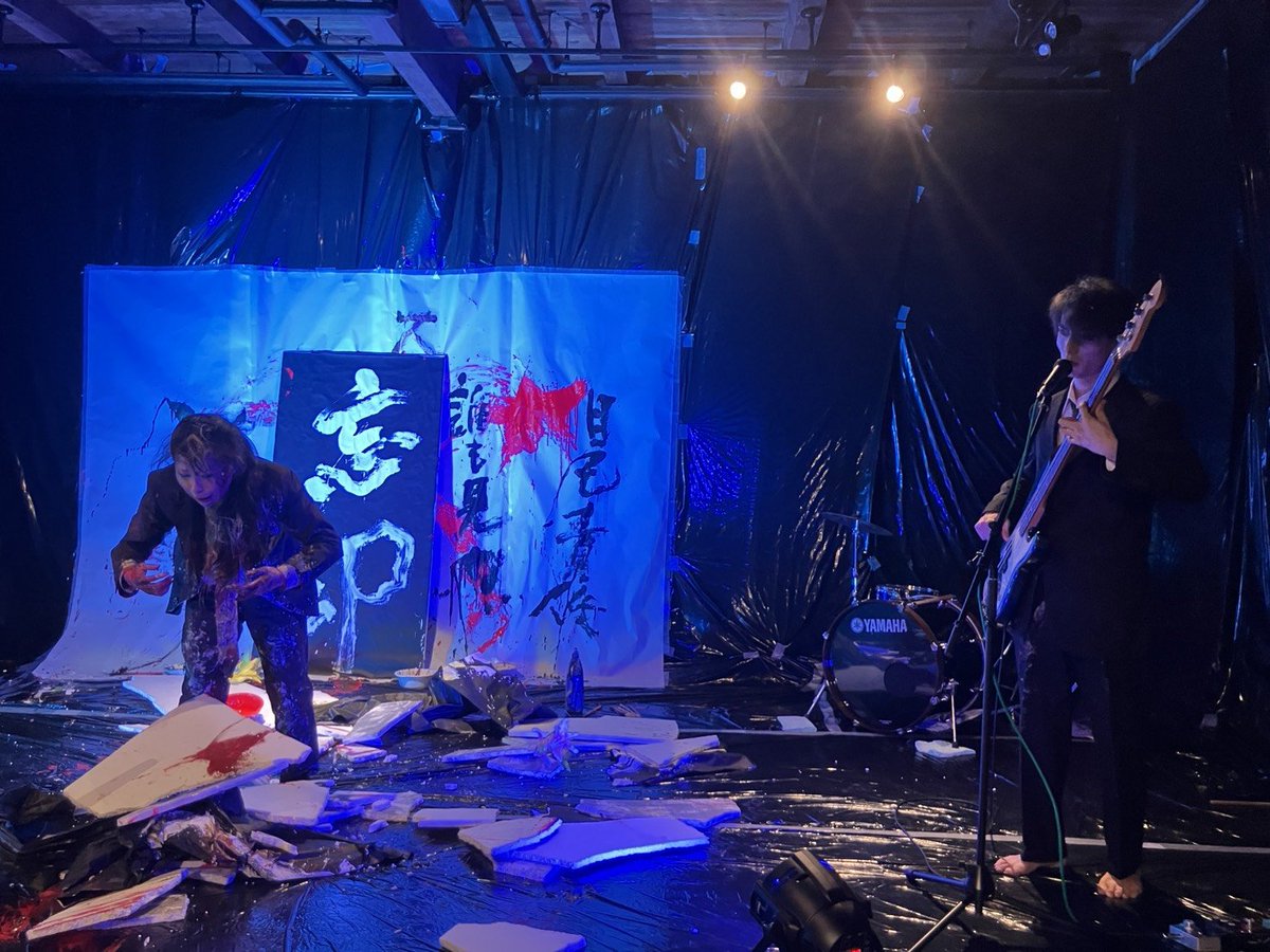 pj1204's tweet photo. 去る9/22 牛津赤レンガ館での あわいのみライブを観てくださった皆さま、ありがとうございました。
イベントに関わられた皆さま、お疲れさまでした。

今回やったのは「スーツ姿の僕等へ」というOGAの書道パフォーマンス作品でした https://t.co/B79ZlNBsaF