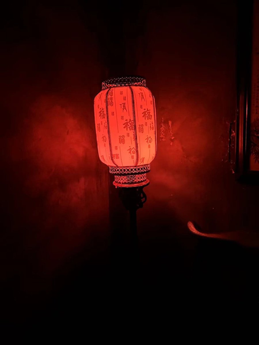 nuinui729's tweet photo. In a quiet night, the old lantern on the beam flickers softly, the subtle rustle of herbs around makes this moment full of unique tranquility. https://t.co/HCAlwyzZbf