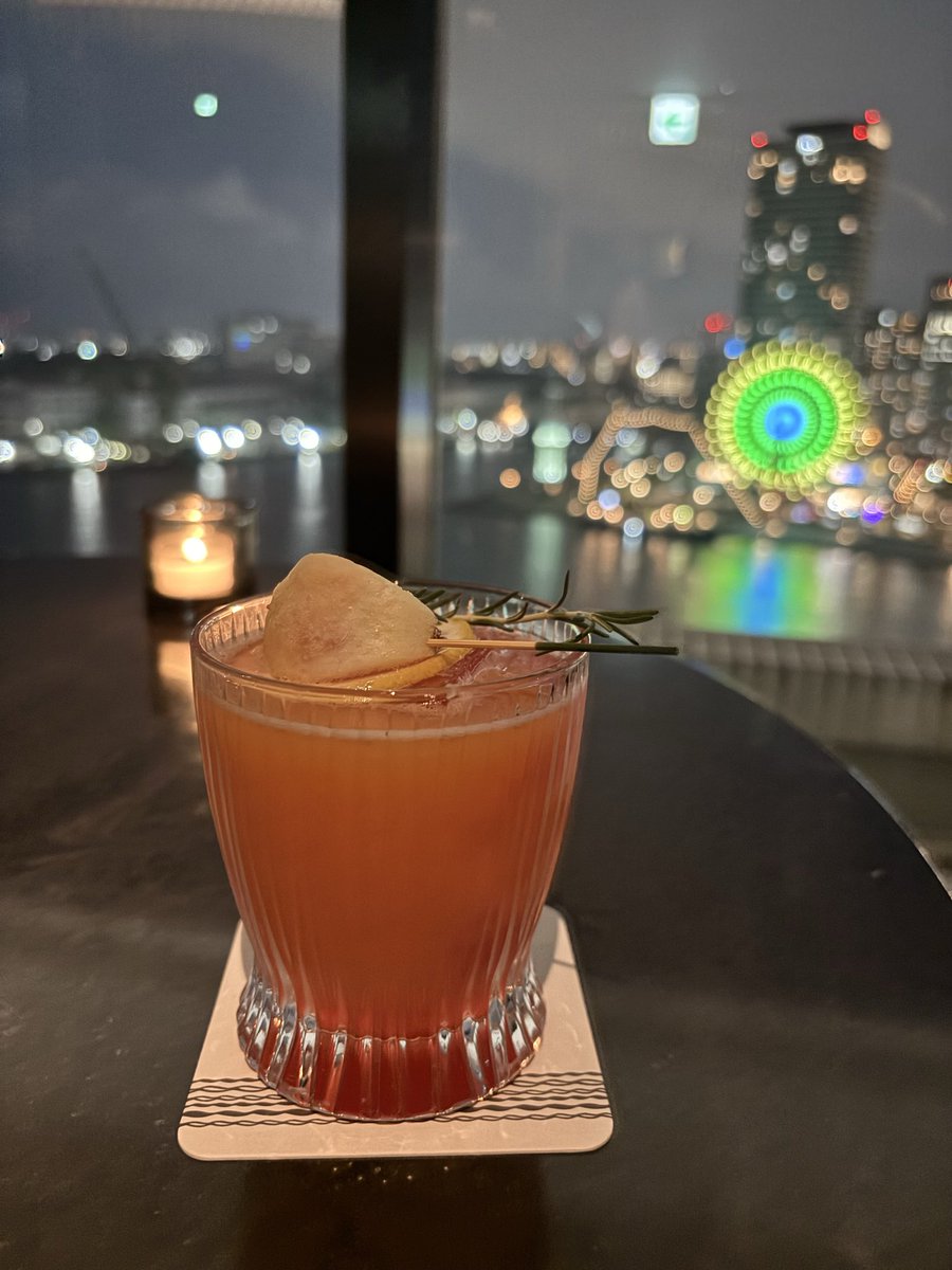 yuri19929216's tweet photo. #神戸メリケンパークオリエンタルホテル
#ViewBar 🍸🏙
#一休 の予約サイトを利用したら、カクテルとスナック3種着いてきた✌️
夜景もお酒もLive(土日)も最高✨ https://t.co/AeKrhKgnYj