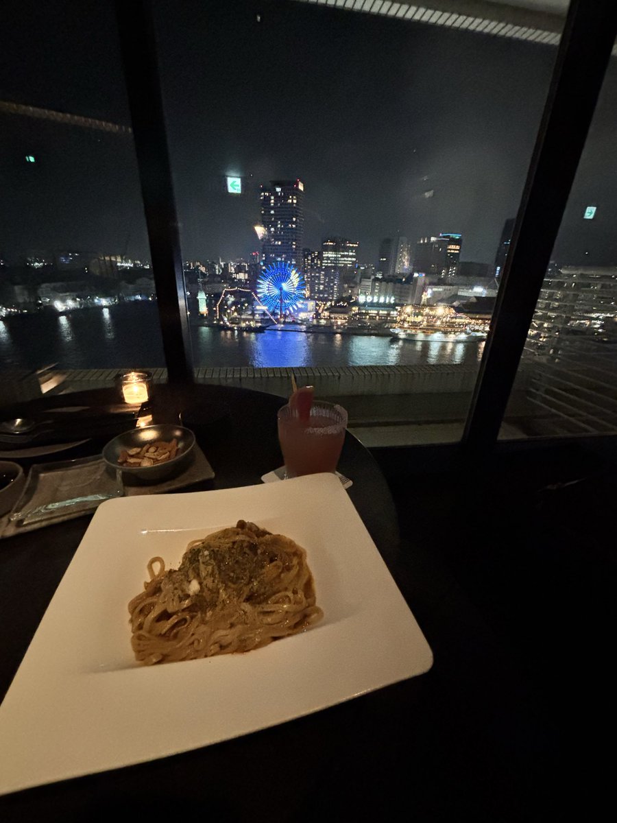 yuri19929216's tweet photo. #神戸メリケンパークオリエンタルホテル
#ViewBar 🍸🏙
#一休 の予約サイトを利用したら、カクテルとスナック3種着いてきた✌️
夜景もお酒もLive(土日)も最高✨ https://t.co/AeKrhKgnYj
