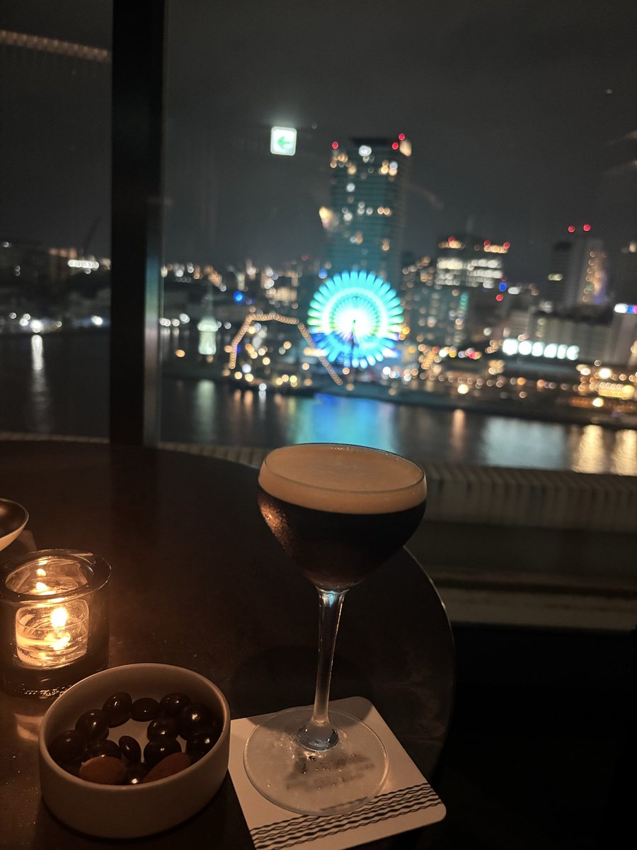 yuri19929216's tweet photo. #神戸メリケンパークオリエンタルホテル
#ViewBar 🍸🏙
#一休 の予約サイトを利用したら、カクテルとスナック3種着いてきた✌️
夜景もお酒もLive(土日)も最高✨ https://t.co/AeKrhKgnYj