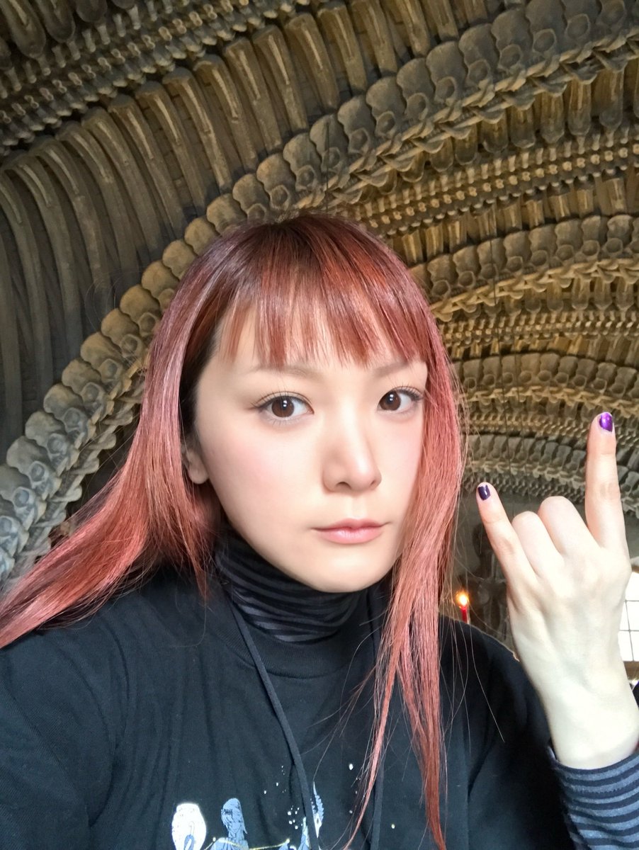 michal666jp's tweet photo. おはよー😈✨

今日は【#世界観光デー 】🗽🏯🏰🗿🗼

みなさんが今まで行った観光地
一番思い出に残っている場所を教えて！

私はケルン大聖堂🇩🇪
ノートルダム大聖堂🇫🇷
サンミッシェル大聖堂🇧🇪
ギーガー博物館🇨🇭←写真はこれ！2017年の！

要するに全部【ゴシック】w

今日の呪文は🪄
『過去は荷物と同じ。ないと旅はできないけどありすぎても邪魔』

素敵な日曜日になぁれ🪄