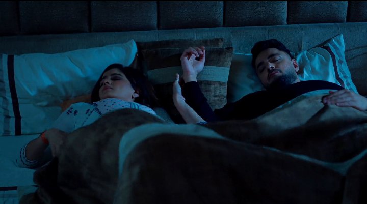 Smriti_2899's tweet photo. Areh ye miracle kese hogaya  bhai. Mujhe to laga tha iss bed pe ek se jayada sona allowed hi nehi he 🤭🤭
#Mannat https://t.co/XyUVDGcEXY