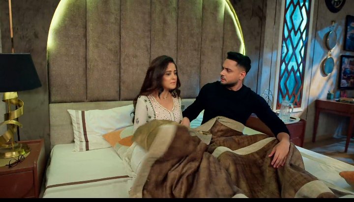 Smriti_2899's tweet photo. Areh ye miracle kese hogaya  bhai. Mujhe to laga tha iss bed pe ek se jayada sona allowed hi nehi he 🤭🤭
#Mannat https://t.co/XyUVDGcEXY