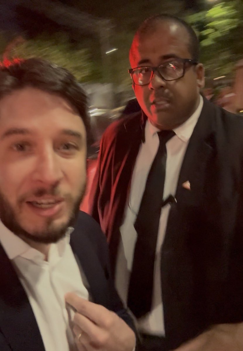 gabrielkanner's tweet photo. Pra esse capanga e todos os POLICIAIS que bloquearam a via pública a mando de um bandido. VOCÊS SÃO UMA VERGONHA! https://t.co/TD8jY2vGH1