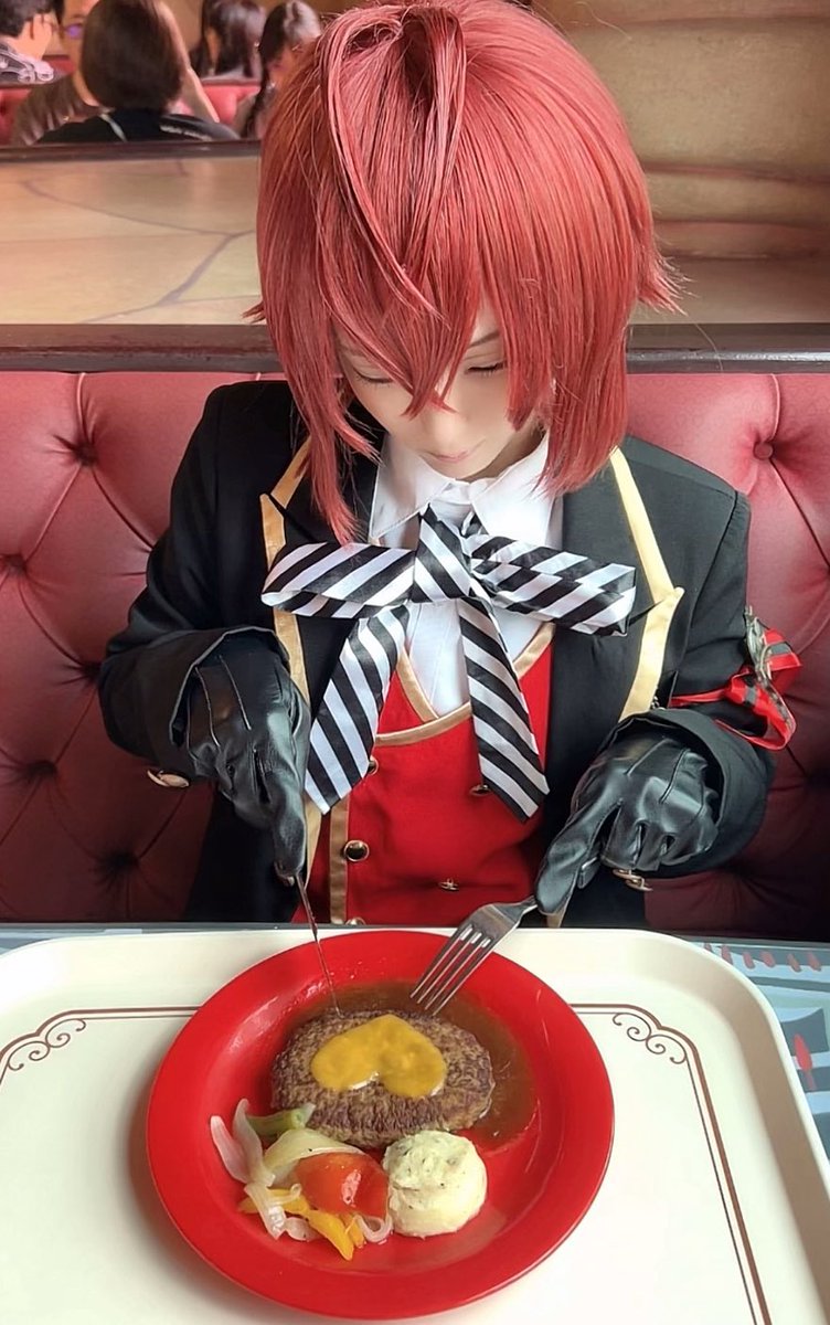 KANA__cosp's tweet photo. ﾊﾞﾝｹでご飯食べてるにこにこ寮長 https://t.co/a1RySLSc0z
