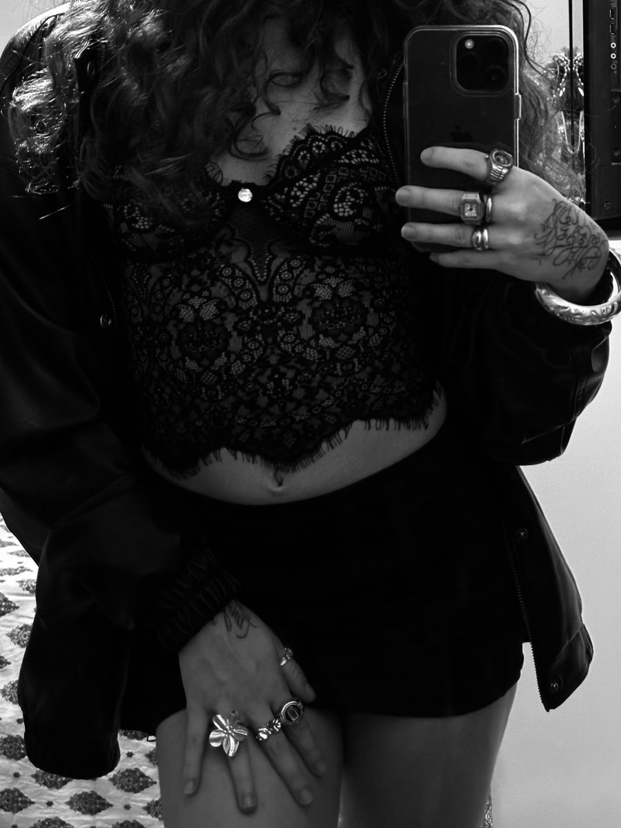 piabrotabloco7's tweet photo. hj tenho q ir toda de preto porq meu cabelo tá roubando a cena https://t.co/vbtTXzZzE5