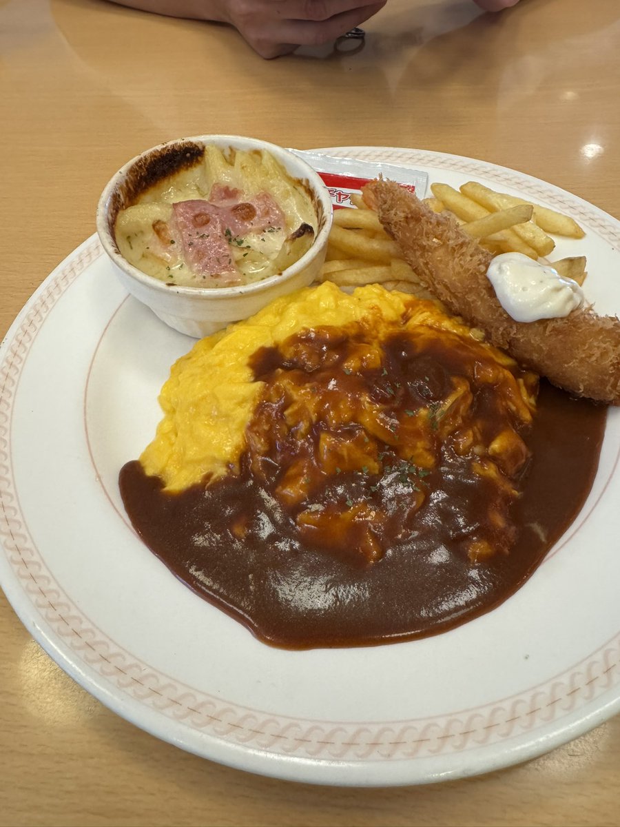 xgabbax's tweet photo. 昨日の諫早ラジャ「爆音狂宴会」MOMENTライブありがとうございました！

ジョイフルで初の大人のお子様ランチ！

最近、弾きにくいと思ったら順反りしてたので調整！

次のLIVEは
10/31鳥栖ヴァプール（JIM ABBOTT企画） です！    
↓公式 MOMENTH.P↓ 
https://t.co/RRAAamFMpP https://t.co/DtJewOM259
