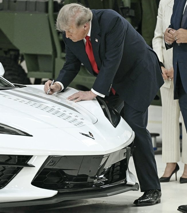 maibortpetit's tweet photo. 🇺🇸 Donald Trump anunció nuevos estándares de consumo de combustible para los vehículos en Estados Unidos, buscando dar mayor libertad a los fabricantes y dejar atrás las regulaciones de la era Biden que su administración considera un impulso obligatorio hacia los vehículos eléctricos.

Trump asegura que el cambio permitirá bajar los precios de los autos y ampliar las opciones para los compradores.

La apuesta viene acompañada de una inversión proyectada de US$100.000 millones en la fabricación de vehículos en Estados Unidos, con la promesa de recuperar plantas y empleos.

El giro puede tener impacto directo en el precio de los vehículos, la producción de autos eléctricos y las decisiones de las grandes automotrices.