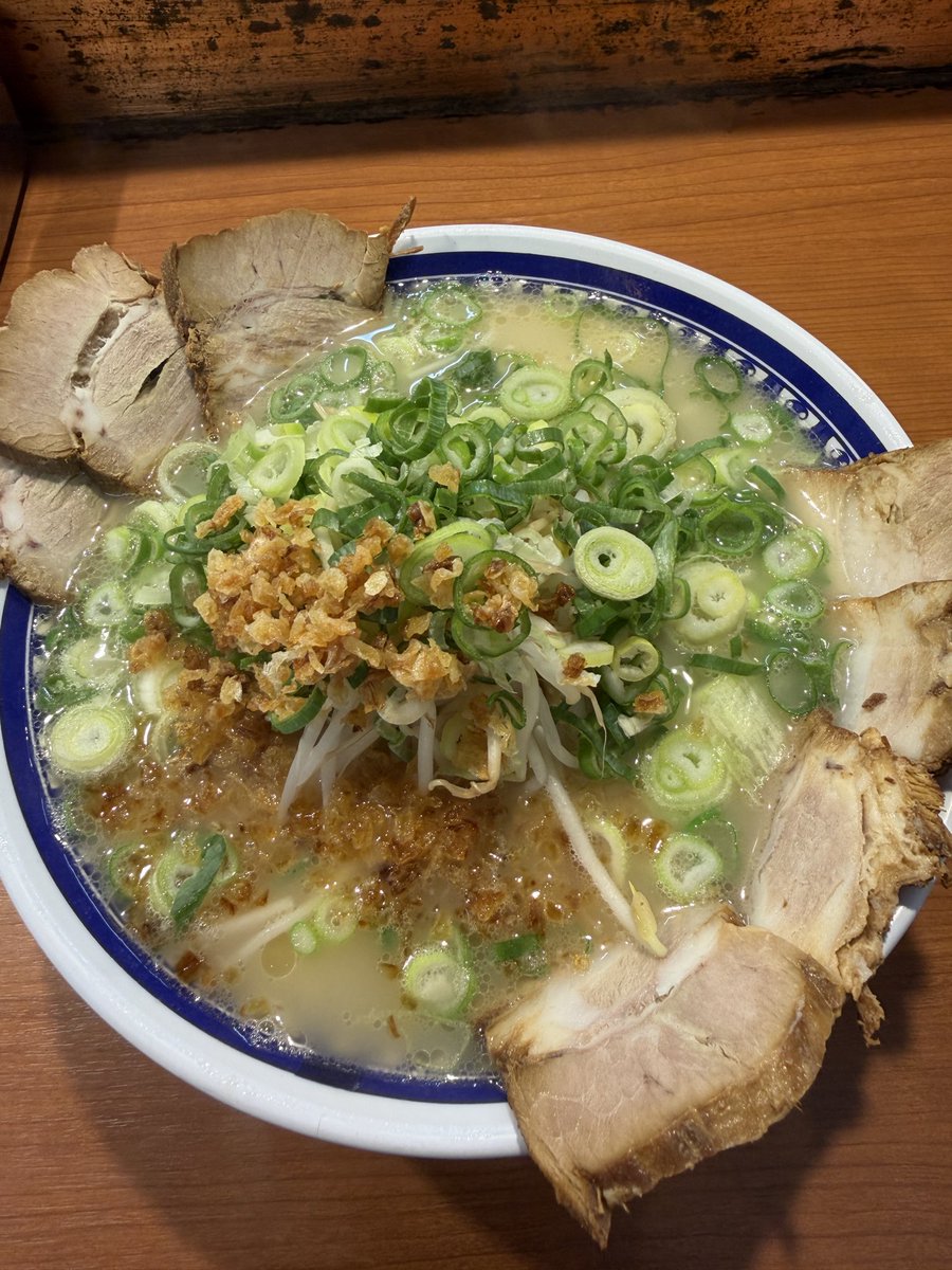 YAMA414's tweet photo. 鹿児島フル充電！
くろいわラーメン！
いくらなんでも美味すぎる、さすが畜産王国鹿児島、その最高峰の豚で作られたチャーシューはひとかけらで飯一膳いける破壊力！
スープも優しくも奥深いとんこつ！
麺もつるっとなめらかな食感！
はぁ、鹿児島に来たって感じる！
ありがとう！ https://t.co/MXPseuSXL7