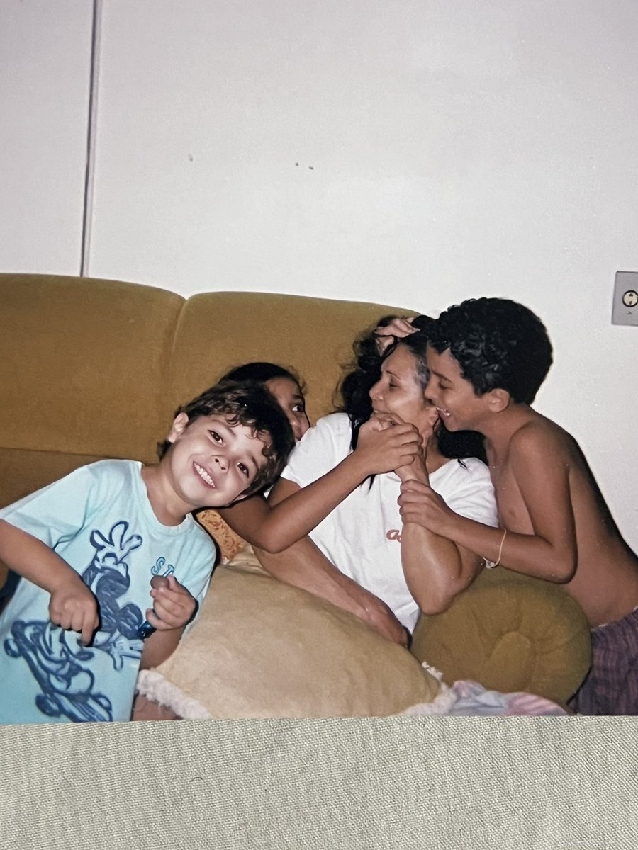 annkpxx's tweet photo. eu acho muito legal que minha vó brincava muito com a gente, isso aqui foi depois dela ter chegado do trabalho provavelmente e mesmo assim ela brincava, contava historia, cortava cana pra gente chupar... saudade demais disso aqui https://t.co/wlToHmZAP4