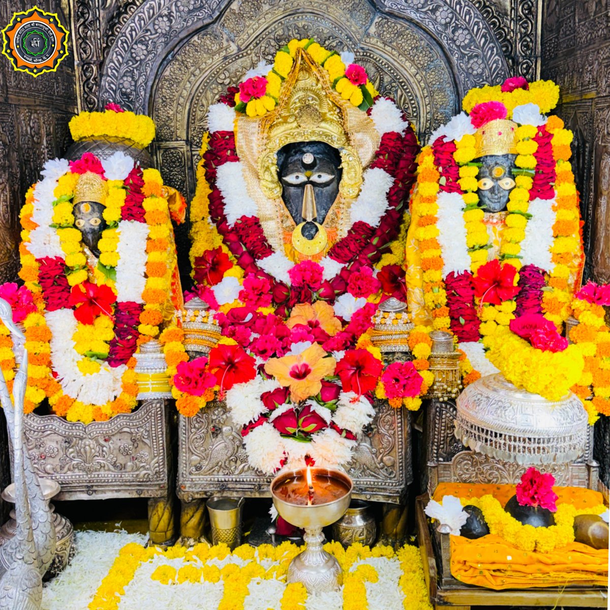 MaaBaglamukhii's tweet photo. श्रृंगार दर्शन ।।
॥ ॐ ह्लीं बगलामुखी सर्व दुष्टानां वाचं मुखं पदं स्तंम्भय जिव्हां कीलय बुद्धिं विनाशय ह्लीं ॐ स्वाहा ॥ 👣जय माँ बगलामुखी जी 👣🌹आज के अलौकिक दर्शन🌹 27th September 2026 ✨Mahant Shri Rajat Giri ji ✨ https://t.co/22tBzvvNO1