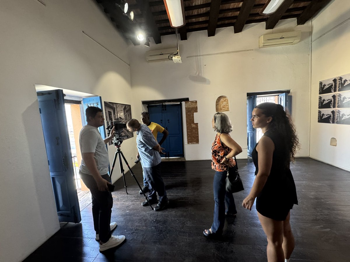 CentroImagenRD's tweet photo. Hoy tuvimos varias visitas guiadas en el CENTRO DE LA IMAGEN. Susan Mézquita en su muestra en el marco de la XII ediciones de Photoimagen recibió a sus antiguos compañeros de la ENVA.También visitaron la muestra Desde la ventana, doscientos años de Fotografía de Arispe y Acero. https://t.co/7bJXsBfRhN