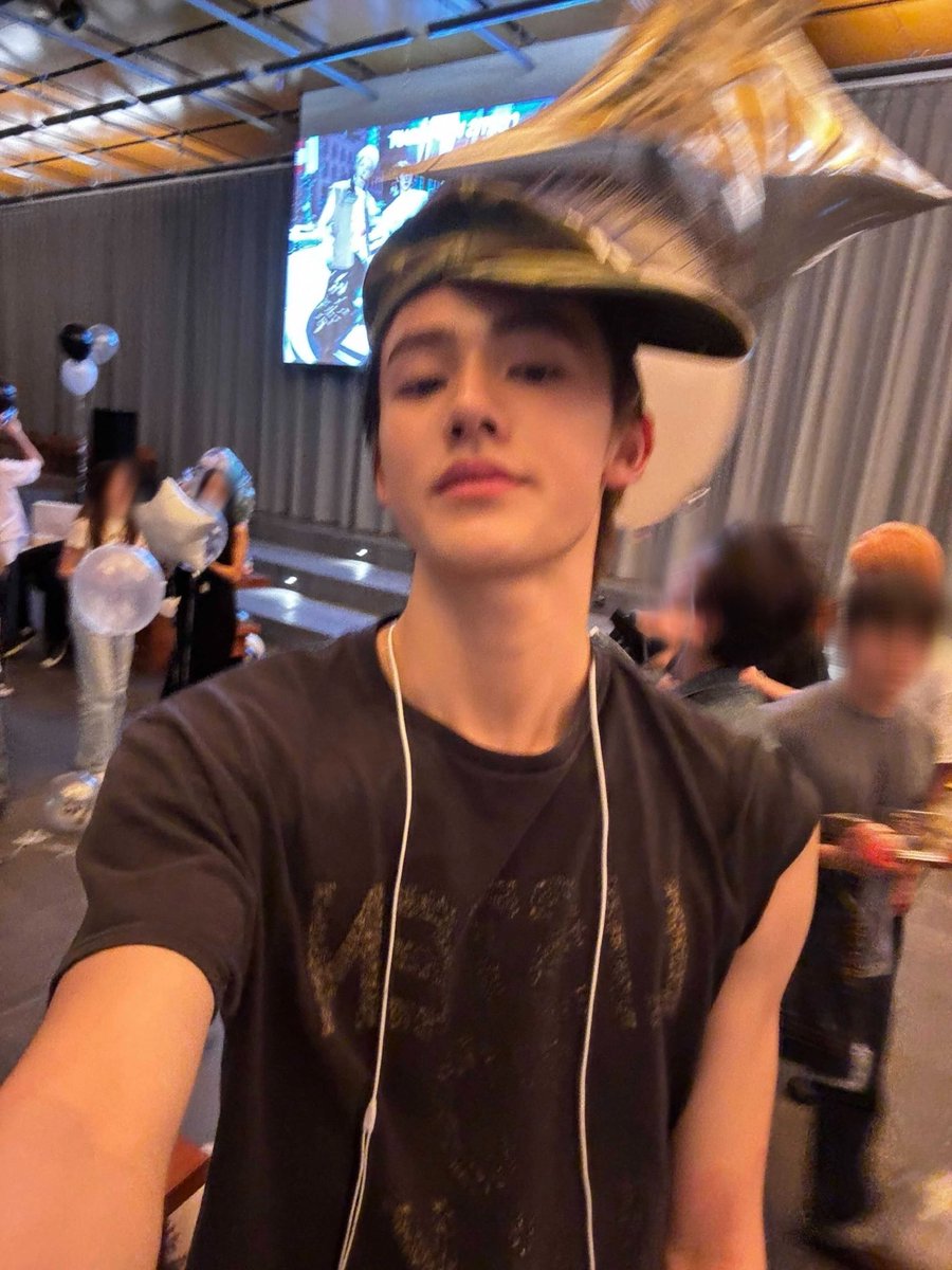 ihrteom's tweet photo. remember when wired earphones were literally seonghyeon’s fashion accessory https://t.co/nEQ0DYn3w9