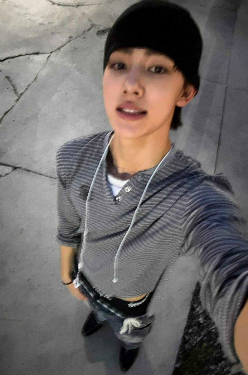 ihrteom's tweet photo. remember when wired earphones were literally seonghyeon’s fashion accessory https://t.co/nEQ0DYn3w9