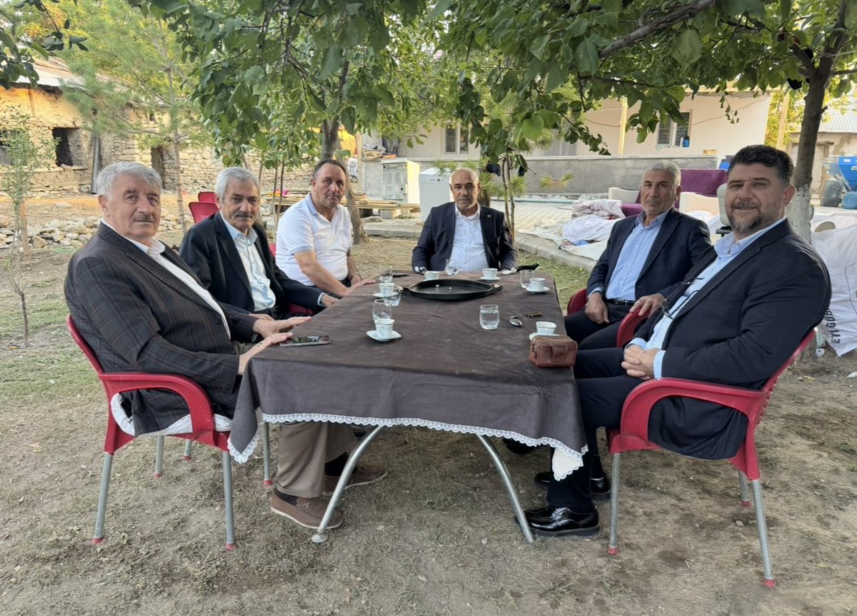MelikEmre1's tweet photo. *
Geçirdiği trafik kazasından sonra hızla iyileşen değerli belediye başkanımız Salih Çakmak abiyi, yönetim kurulu üyesi büyüklerimizle evinde ziyaret edip gündemdeki konuları konuları değerlendirdik :)
Allah bütün hastalarımıza şifa versin inşallah… https://t.co/6qXeLVnA1W