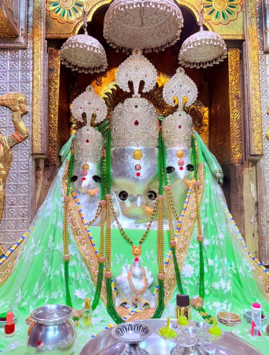 drhiteshbajpai's tweet photo. ।। जय माँ बगलामुखी ।।

माँ बगलामुखी, नलखेड़ा के आज के प्रात: दर्शन आपके लिये।

आपका दिन शुभ हो।

अपना ध्यान रखिए!

॥ ॐ ह्लीं बगलामुखी सर्व दुष्टानां वाचं मुखं पदं स्तंम्भय जिव्हां कीलय बुद्धिं विनाशय ह्लीं ॐ स्वाहा ॥ 

👣जय माँ बगलामुखी जी 👣

😊🙏✌️ https://t.co/gVqPUlj7gv