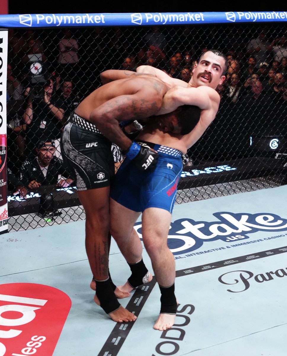 MiamiDade_SO's tweet photo. VICTORY IN THE OCTAGON! 🥊

Congratulations to our very own Deputy Luis Hernandez on earning the win in his UFC Fight Night debut! 👏 Your MDSO family is celebrating with you! ⭐️

#UFC #FightNight #MiamiDade https://t.co/gWTOKcsf4s