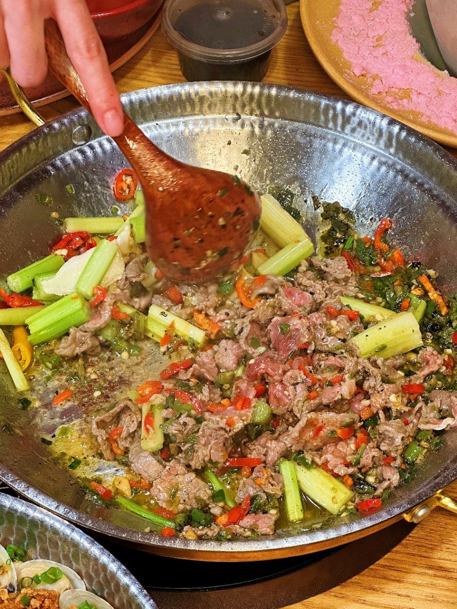 bimboooom's tweet photo. Hey guys, check out the unique traditional snack called Gao She Nuo! It’s super tasty and has been a local favorite for ages~ https://t.co/ENs19BtOf6