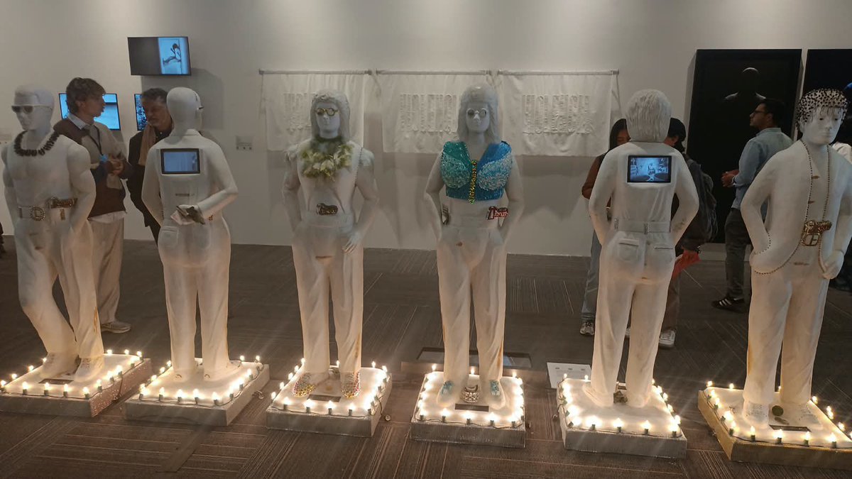 YusnehSuarez's tweet photo. Ni en mis sueños más raros pensé ver en una exposición de arte a la corte malandra.
#ARTBO2026 https://t.co/ALncnTKzgZ