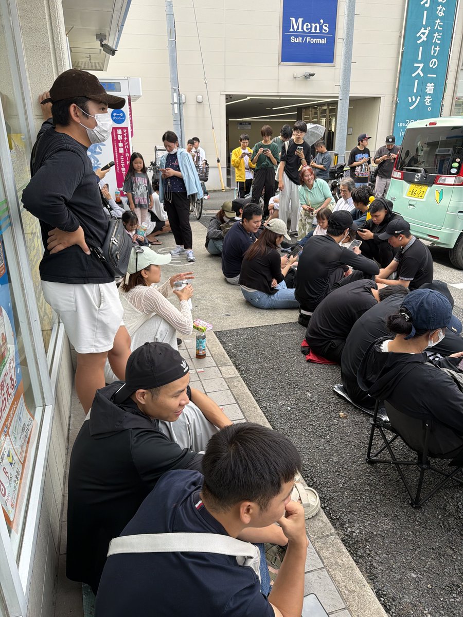 _yu_nyi_'s tweet photo. レシート足元置いて場所取りしてたんか
知らんけど何語か知らん言葉でキレられても
並んでなかったお前らが悪いねんて🤭

まじやり方セコすぎて流石って感じwww
でも残念やけど先頭はこの俺やから乙🤪

ちゃんとルール守れよ外国人転売ヤーꉂ🤣𐤔
#ポケカ界隈 https://t.co/K2cfB5NJ7O