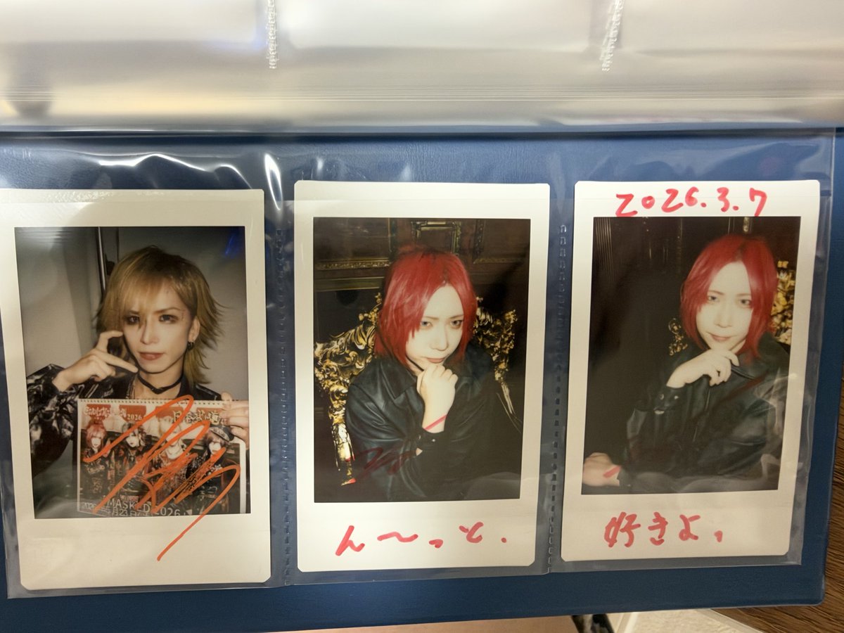 TuneEver's tweet photo. 今気づく、チェキ並べ直してて
サイン入り見たら公大さんのコメント
繋がってた😂
昨日の当日チェキも無事、1部のコメサゲットしました！😊✨ https://t.co/2Vryf229PT