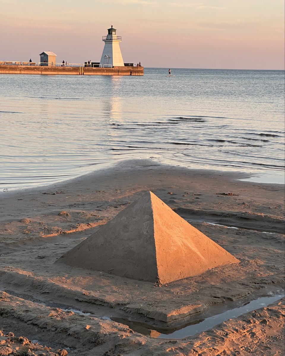 AlJDugan's tweet photo. @DMiller52325459 I love this place. I didn’t make the pyramid, but I met the 14 year old who did. He complimented the lighthouse in the distance. #Fantastic #SandSculpyure #Sculpture https://t.co/dsV92UKfeJ